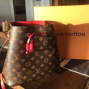 Barely used *AUTHENTIC* Louis Vuitton NeoNoe bag!